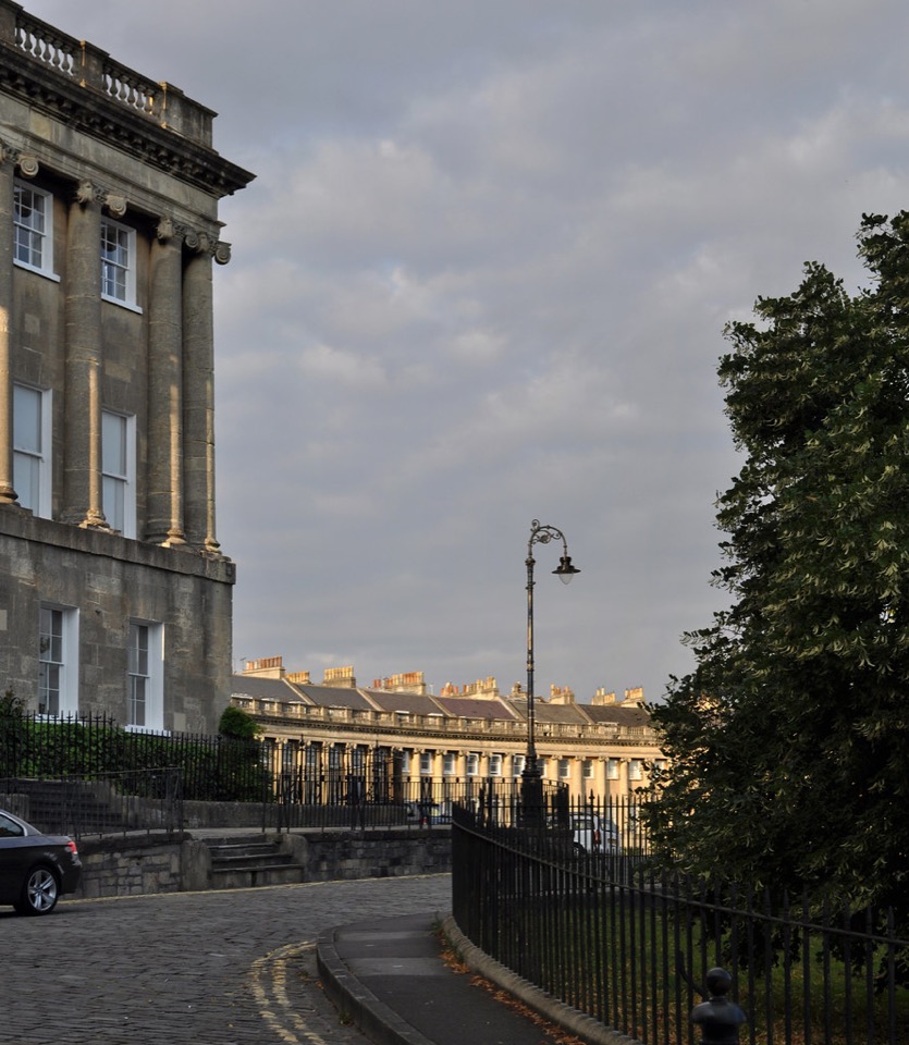 The curved golden stone facade of the Royal Crescent in Bath
